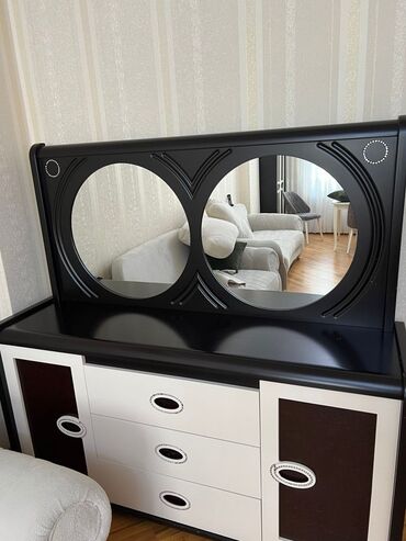 белый рабочий стол: Qonaq otağı mebel dəsti - İki hissədən ibarət: vitrin şkafı və