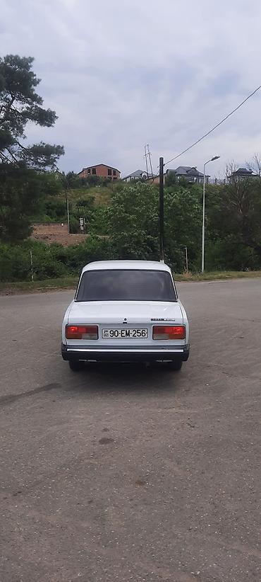 ford transit kreditle satisi: LADA 2107, ağ rəng, sedandır. Klassik dizaynlı kuzov, xrom ön — 2