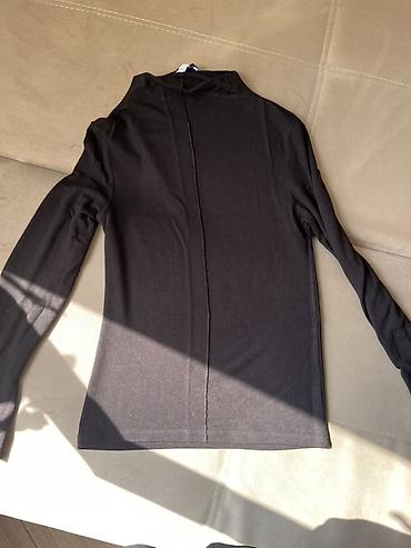 Svitşotlar: Qara rəngli uzunqol bluz/kofta - Model: sadə və minimal dizayn, ön — 1
