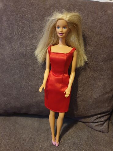 plišana crvena haljina: Barbika