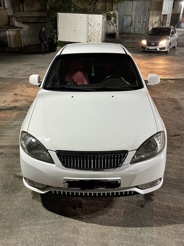 Ford: Xüsusiyyətlər: - Kuzov: 4 qapılı sedan, ağ boya - Salon: tünd rəngli