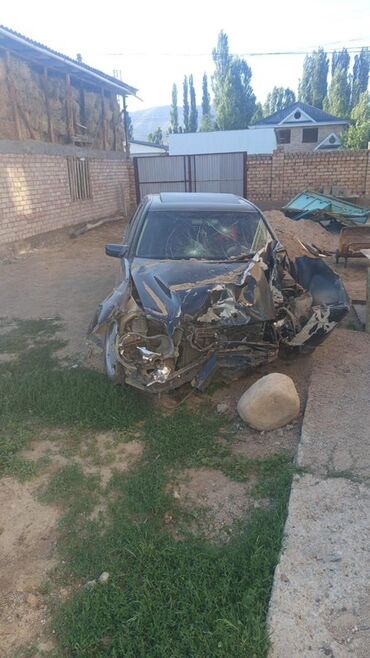 дом на колосах: Автомобиль в значительной степени поврежденной передней частью