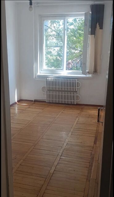 срочно продаётся 1 комнатная квартира в районе ошского рынка по улице молодая гвардия токтогула: 2 бөлмө, 46 кв. м, 104-серия, 2 кабат, Косметикалык ремонт
