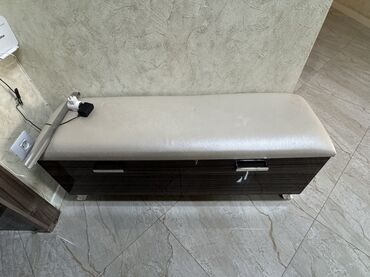 Pufiklər: 125 sm uzunluq 50 sm hündürlük 38 sm dərinlik Puflu ayaqqabı