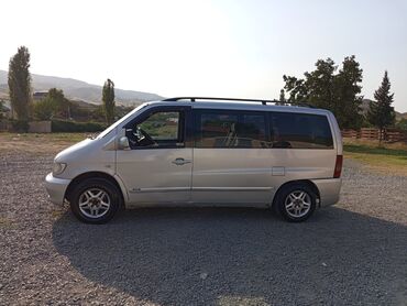 Mercedes-Benz: Gümüşü rəngli Mercedes-Benz Vito mikroavtobusu. Bu model yük və — 3