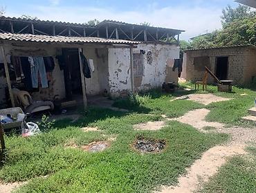 Продажа коттеджей и домов: Продаю дом в районе нового Ошского рынка. в одном участке есть 2 дома — 16