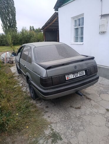 Volkswagen: Volkswagen Passat: 1988 г., 1.8 л, Механика, Бензин, Седан