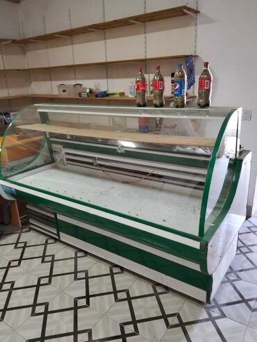 Gözəllik və estetika avadanlığı: Vitrin soyuducu 2mt . Alt hisseside soyuducudur. Tam islekdir.Qiymet