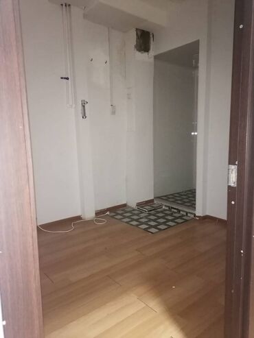 Ofislər: 160kv 1 boöyük zal, 3 otaq, 2 duşavoydan ibarətdir. Af mall-ın 3-cü — 4