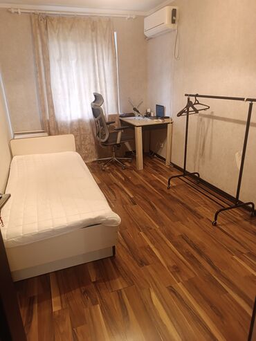 Бөлмөлөрдү узак мөөнөткө ижаралоо: Сдается комната, в трёх комнатной квартире. Девушка до 30 лет не