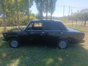 kredit avto aksesuar: LADA 2107 sedan – qara rəngli, klassik kuzov dizaynı ilə. 4 qapılı — 3