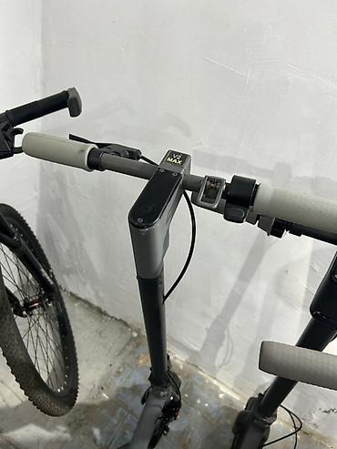электросамокат бу: Elektrikli skuter. Şəkillərdə qara rəngli, iri təkərli elektrikli — 5