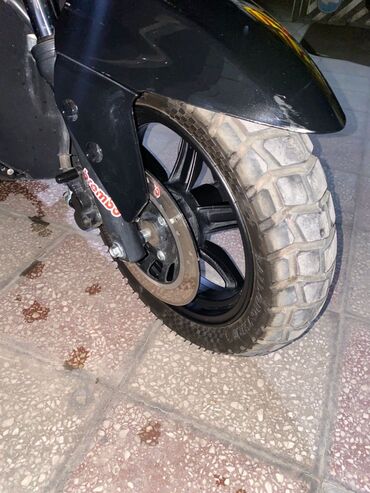 Представляем черный скутер, оснащенный дисковыми тормозами Brembo на