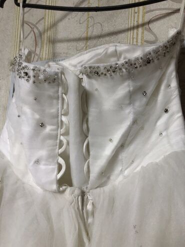 платье с белым воротником: Продаю свадебное платье с фатой 
Размер 48
Уступка