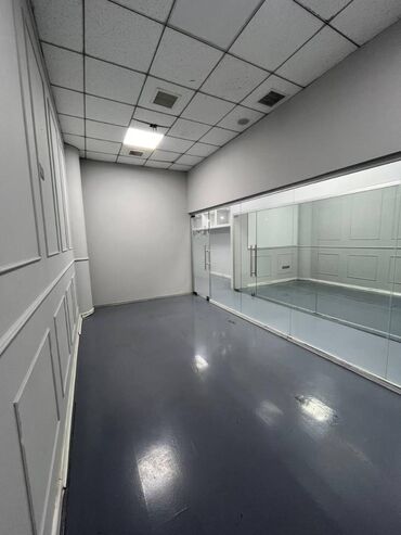 Ofislər: 28 May metrosuna piyada məsafədə. Nefçilər Prospektinə, 8 Noyabr və — 4