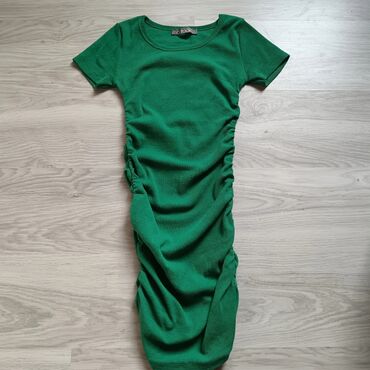 latex haljina: Zelena haljina sa naborima, veličina S/M. Pretop stoji, zbog nabora