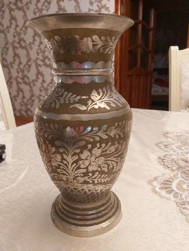dekorativ guller: Bir vaza, Metal
