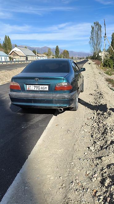 Toyota Avensis: 2001 г., 1.8 л, Механика, Бензин, Седан