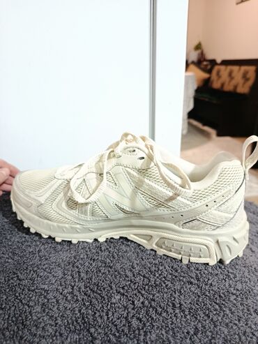 классический костюм женский бишкек: Кроссовки New Balance в бежевом цвете (почти молочный).закызывали но