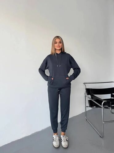 Gornji i donji deo: Komplet trenerka S M L XL 2XL Cena 3700 din — 5