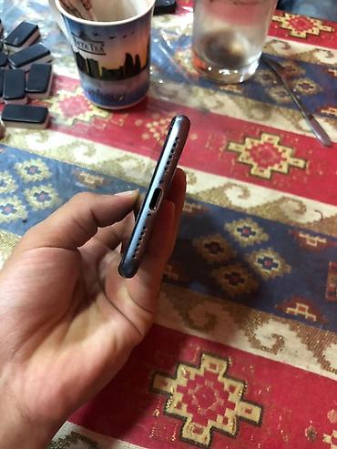 IPhone 8, Qara, Simsiz şarj