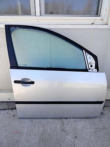 moj auto: PREDNJA DESNA VRATA 02-05 SIVA ZA FORD FIESTA OD 2002. DO 2005. GOD — 1