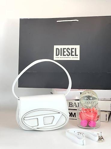 roze poze: Diesel ženska torba – model sa prepoznatljivim ovalnim logoom napred — 4