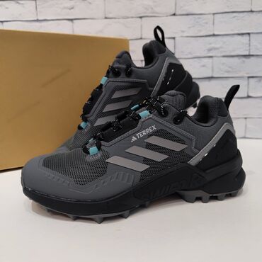 резиновая обувь: Женские кроссовки Adidas Terrex Swift R3 — треккинговая обувь