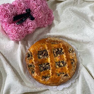 Выпечка, хлебобулочные изделия: Домашняя выпечка в больших прямоугольных формах. Ассортимент: - — 18