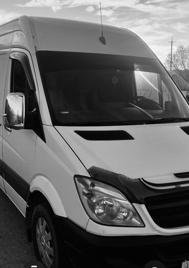 грузовые спринтер: Белый фургон Mercedes-Benz Sprinter, предназначенный для