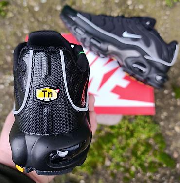 patike za more: Nike TN patike u crnoj boji sa sivim i belim detaljima. Model je — 5
