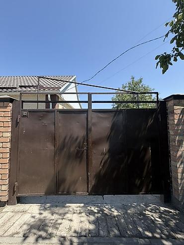 Распашные ворота: Металлические распашные ворота с калиткой - Материал: стальной лист — 1