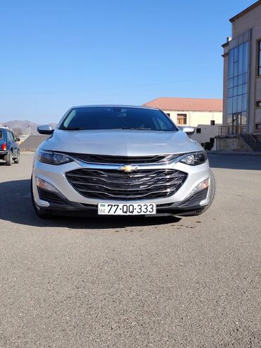 Chevrolet: Chevrolet Malibu – gümüş rəngli sedan Xüsusiyyətlər: - Geniş və rahat — 1