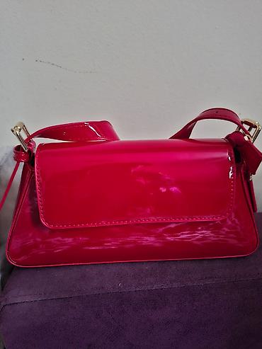 silver polo tasne beograd: Sjajna ženska torbica u jarkoj pink/ružičastoj boji. - Materijal: lak — 1