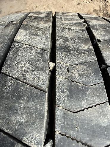 Шины: Комплект грузовых шин (2 шт.) - Размер: ориентировочно 295/60 R22.5 — 12