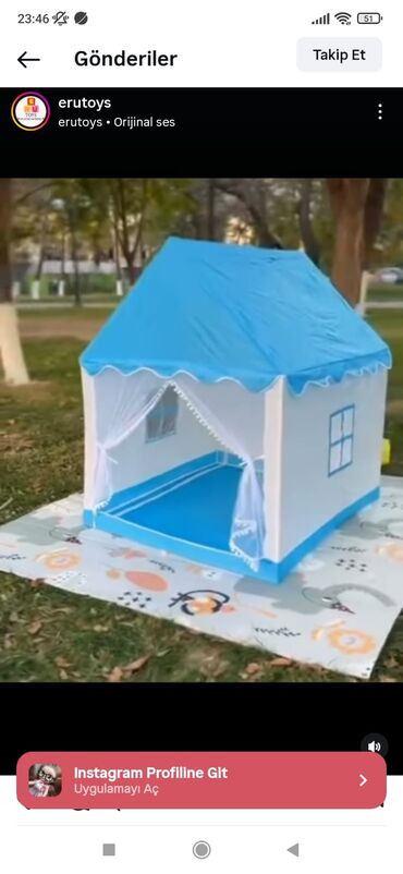 Mavi damlı və ağ gövdəli, uşaqlar üçün nəzərdə tutulmuş oyun çadırı