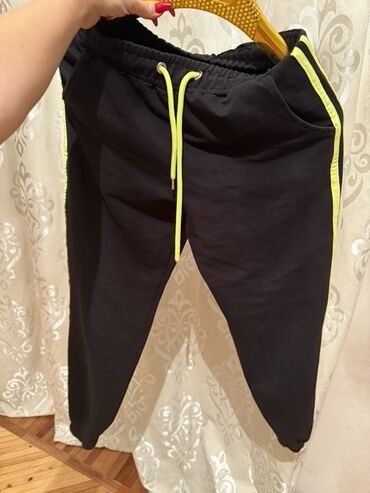 женские трикотажные спортивные костюмы: Qadın spor dəsti - Rəng: qara, neon-sarı detallarla - Dəst: sweatşört