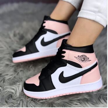 Patike: Jordan air 1 duboke jordanke

Novo
Brojevi 36 do 40 — 7