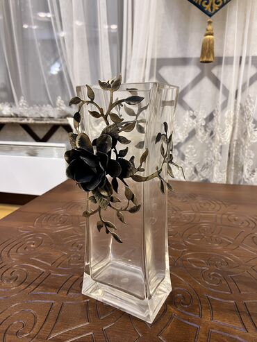 ваза стеклянная: Ваза с декором металическим
Состояние хорошее
Высота 35 см