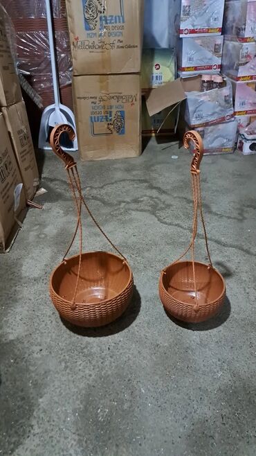 Bitkilər üçün dibçəklər: Dibcek dibcek qabi asma kvadrat balkon ag gul qabi asilan balkon — 16