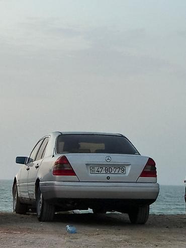 mercedes satilir: Mercedes-Benz markalı avtomobil təqdim olunur. Gümüşü rəngdə — 1