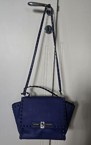 Torbe: Valentino Garavani Rockstud leather handbag. Valentino Garavani kozna — 3