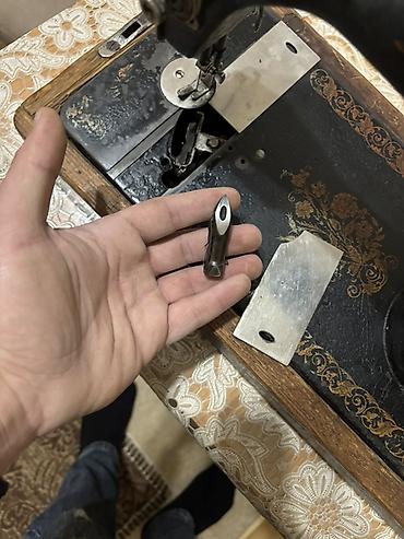 Qədim tikiş maşınları: Kolleksiya üçün qədim tikiş maşını - Daşıma üçün taxta-qablı, qapaqlı — 2