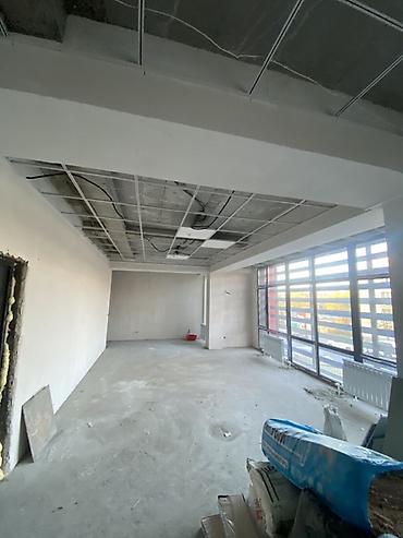 5 мик: Сдаю Офис целиком: 200 м², В административном здании, Без ремонта, Первая линия, С отдельным санузлом, С юридическим адресом — 1