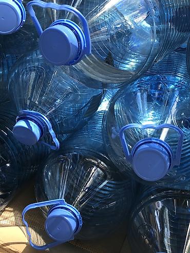 Baklar və çənlər: 10 litrlik Plasmas Su qablari Satiram. 1 ededi 40 qepikdir. Ichinde — 2