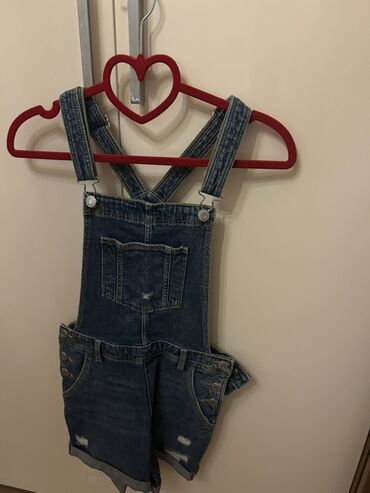 Kurtkalar: Cins kombinezon-şort - Material: qalın denim - Rəng: tünd mavi