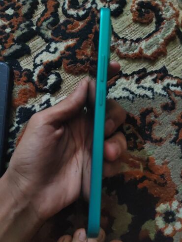 чехол iphone блестки: Modeli bilinməyən yaşıl rəngli smartfon Xüsusiyyətlər: - Rəng: parlaq