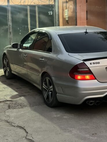опель зафира б: Автомобиль Mercedes-Benz E 500 серебристого цвета, представленный в