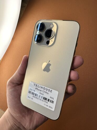 Apple iPhone: IPhone 13 Pro, Б/у, 256 ГБ, Золотой, Зарядное устройство, Защитное стекло, Чехол, 95 %