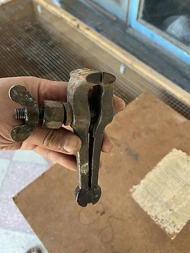 sıxac: Məhsul: Köhnə tip metal sıxac – vintli kənəf/çənə mexanizmi Təsvir: - — 2